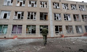 Imagen de una escuela destruida por los ataques en el Donbás, Ucrania, el pasado 25 de febrero de 2022.