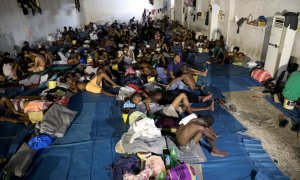 Imagen de archivo de cientos de personas hacinadas en un campo de detención de migrantes en Libia.
