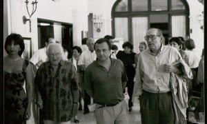 El escritor Miguel Delibes junto a Gonzalo Santonja, Rafael Alberti y María Asunción Mateo en El Escorial, en julio de 1991.