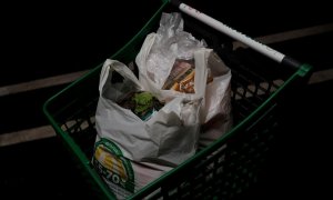 Bolsas de la compra en el carrito de un supermercado en la localidad malagueña de Ronda. REUTERS/Jon Nazca