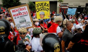 05/04/2022 - Manifestantes, uno de ellos con un cartel que dice "Castillo fuera"" protestan contra el presidente peruano Pedro Castillo a las puertas del Congreso.