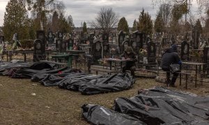 Oficiales de policía y personal forense verifican para identificar los cuerpos de las personas asesinadas, que fueron llevadas al cementerio en Bucha, al noroeste de Kiev, Ucrania, el 6 de abril de 2022.