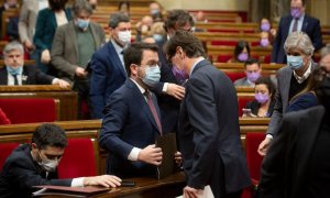 El presidente de la Generalitat, Pere Aragonès, y el primer secretario del PSC, Salvador Illa, hablan durante una sesión plenaria en el Parlament de Catalunya, a 9 de marzo de 2022, en Barcelona.