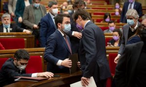 El presidente de la Generalitat, Pere Aragonès, y el primer secretario del PSC, Salvador Illa, hablan durante una sesión plenaria en el Parlament de Catalunya, a 9 de marzo de 2022, en Barcelona.