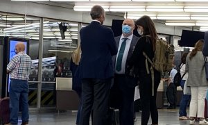 Alberto de Rosa, director ejecutivo europeo de Ribera Salud, el xpresidente valenciano Francisco Camps,  y Cristina Seguí, en la estación del AVE de Atocha de Madrid, el pasado 21 de septeimbre de 2021.