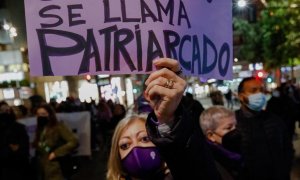 8/4/22-Una persona sostiene una pancarta en una manifestación convocada por la Asamblea Feminista contra la violencia machista bajo el lema 'La violencia machista existe y nos mata', a 25 de noviembre de 2021, en Murcia, (España).