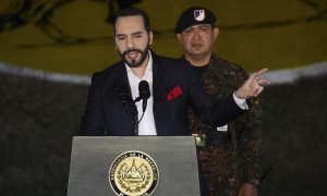 8/4/22-El presidente de El Salvador, Nayib Bukele (izquierda), habla durante una ceremonia de reclutamiento de 1.440 nuevos soldados en las fuerzas armadas. Luego de una ola de asesinatos con 62 víctimas en un solo día, el gobierno declaró un estado de em