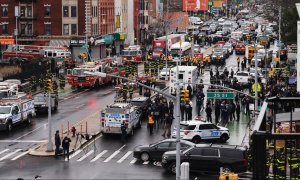 La policía de la ciudad de Nueva York, el Departamento de Bomberos de la ciudad de Nueva York y funcionarios federales en la escena de un tiroteo múltiple informado en una estación de metro de la ciudad de Nueva York en el distrito de Brooklyn de Nueva Yo