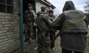 La aldea de Andriivka, al oeste de Kiev, reveló graves daños, asesinatos y desapariciones de civiles, después de la retirada de los rusos a fines de marzo de 2022.