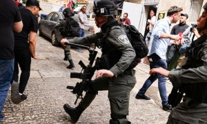 La policía fronteriza israelí persigue a jóvenes palestinos en la Ciudad Vieja de Jerusalén, el 17 de abril de 2022.
