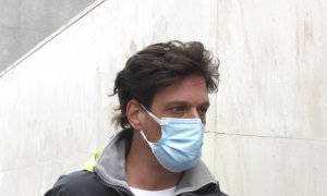 Luis Medina, investigado por el caso de las mascarillas, pasea a su perro el 08 de abril, en Madrid