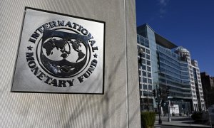 El logo del Fondo Monetario Internacional (FMI) en el exterior de su sede en Washington. OLIVIER DOULIERY / AFP