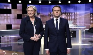 Emmanuel Macron y Marine Le Pen posan antes del inicio del debate televisado, en París, a 20 de abril de 2022.