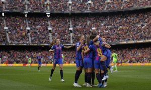 Las jugadoras del Barcelona celebran el gol de Jennifer Hermoso, tercero del equipo, durante el partido de ida de las semifinales de la Liga de Campeones femenina que Barcelona y Wolfsburgo disputan este viernes en el Camp Nou.