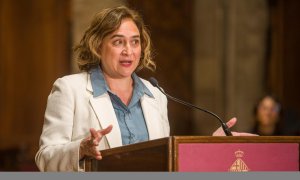 La alcaldesa de Barcelona, Ada Colau; interviene durante la inauguración de la festividad de Sant Jordi, a 23 de abril de 2022, en Barcelona.