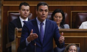 27/04/2022.- El presidente del Gobierno, Pedro Sánchez (i) interviene junto a la ministra de Economía y vicepresidenta primera Nadia Calviño (d) durante el Pleno del Congreso celebrado este miércoles. EFE/ J.J.Guillén