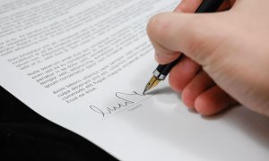 Imagen de recurso de la firma de un documento.