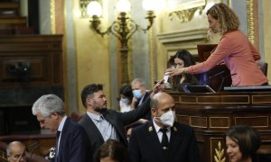 El portavoz parlamentario de ERC, Gabriel Rufián (c), y la presidenta del Congreso, Meritxell Batet (d), durante el pleno celebrado este jueves en el Congreso.