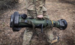 Un soldado ucraniano sostiene un MBT-NLAW (arma ligera antitanque) proporcionada por el Reino Unido al ejército de Ucrania. E.P./Alex Chan Tsz Yuk / Zuma Press