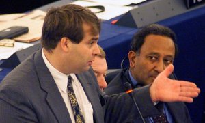 Imagen de archivo del eurodiputado británico Neil Parish durante una intervención en el Parlamento Europeo sobre la carne de vacuno británica, el 29 de octubre de 1999.