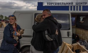 Refugiados procedentes de varios puntos de Ucrania llegan a Zaporiya, a 2 de mayo de 2022.