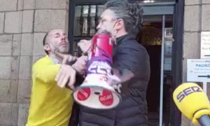 3/5/22 El alcalde de Ourense, Gonzalo Pérez Jácome, este martes agrediendo a una manifestante frente al Ayuntamiento en una imagen de vídeo