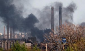 Columnas de humo de la acería Azovstal de Mariúpol, a 2 de mayo de 2022.