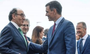 El presidente del Gobierno, Pedro Sánchez, saluda al presidente de Iberdrola, Ignacio Sánchez Galán, durante la presentación del proyecto de gigafactoría de baterías de Volkswagen, a 5 de mayo de 2022, en Sagunto.