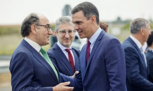 El presidente del Gobierno, Pedro Sánchez, conversa con el presidente de Iberdrola, Ignacio Galán (i) , a su llegada a acto de presentación de la nueva gigafactoría de baterías para coches eléctricos que Volkswagen construirá en Sagunto (Valencia). EFE/ B