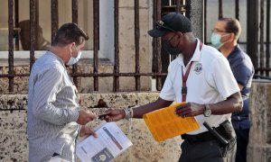 10/05/2022 - Varias personas pasan los controles de seguridad para ser atendidas en la embajada de EEUU el martes 3 de mayo, en La Habana (Cuba).