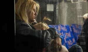 Una mujer abraza a su hijo mientras las personas evacuadas de Mariupol llegan en autobuses a un área de registro y procesamiento para desplazados internos en Zaporizhzhia el 8 de mayo de 2022.