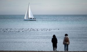 Un barco navega en la playa de la Malagueta (Archivo).