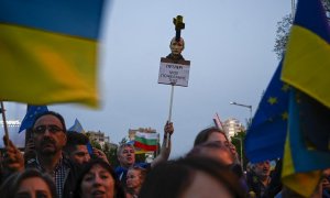 Un manifestante sostiene un títere con la cara del presidente ruso Vladimir Putin durante una protesta contra la invasión rusa de Ucrania frente a la embajada rusa en Sofía el 9 de mayo de 2022.