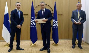 El secretario general de la OTAN, Jens Stoltenberg (en el centro de la imagen) recibe las solicitudes de ingreso en la Alianza de los embajadores de Finlandia y Suecia.