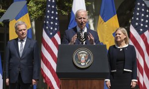 El presidente estadounidense Joe Biden (C), el presidente finlandés Sauli Niinisto (L) y la primera ministra sueca Magdalena Andersson pronuncian breves comentarios en el jardín de rosas de la Casa Blanca en Washington, DC, EE. UU., 19 de mayo de 2022. El