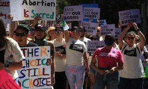 14/05/2022-Personas marchan durante una manifestación en defensa del aborto libre el 14 de mayo en la ciudad de El Paso, Texas (Estados Unidos)