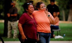 Dos mujeres esperan fuera del Centro Cívico Ssgt Willie de Leon, donde los estudiantes habían sido transportados desde la Escuela Primaria Robb después de un tiroteo, en Uvalde , Texas, EEUU.