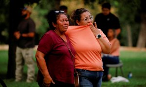 Dos mujeres esperan fuera del Centro Cívico Ssgt Willie de Leon, donde los estudiantes habían sido transportados desde la Escuela Primaria Robb después de un tiroteo, en Uvalde , Texas, EEUU.