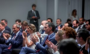 La vicepresidenta segunda y ministra de Trabajo y Economía Social, Yolanda Díaz; el presidente del Gobierno, Pedro Sánchez, y la vicepresidenta primera y ministra de Asuntos Económicos y Transformación Digital, Nadia Calviño, en el acto de presentación de