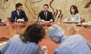 El presidente de la Generalitat, Pere Aragonés, junto a su vicepresidente, Jordi Puigneró (i), y la consellera de Presidencia, Laura Vilagrà (d), durante la reunión extraordinaria de Govern este lunes 30 de mayo de 2022.