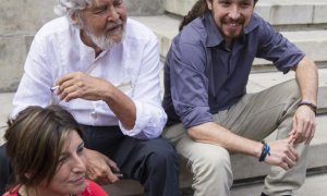 30/5/22 Yolanda Díaz y Xosé Manuel Beiras junto a Pablo Iglesias en una visita del líder de Podemos a Galicia para establecer alianzas de cara a futuras elecciones, en julio de 2015.