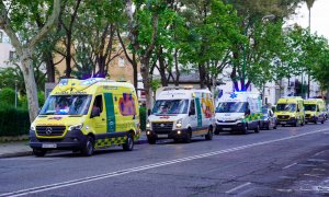 Los profesionales del transporte sanitario de Sevilla homenajean al personal médico con una marcha de ambulancias hasta el Hospital Virgen del Rocío.