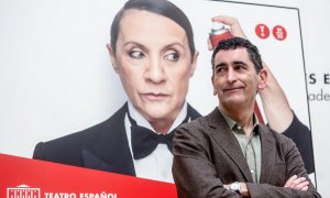 El director Juan Mayorga posa en la presentación del monólogo 'Silencio' en el Teatro Español, a 28 de diciembre de 2021, en Madrid (España).