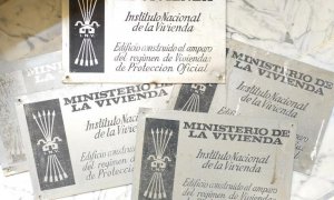 Ayuntamientos como los de Sevilla y Cádiz han avanzado en la retirada de las placas franquistas de las viviendas sindicales.