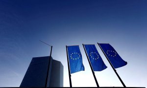 Bandera de la UE delante de la sede del BCE en Fráncfort. REUTERS/Kai Pfaffenbach