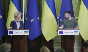 La presidenta de la Comisión de la UE, Ursula von der Leyen (izquierda), y el presidente de Ucrania, Volodymyr Zelensky (derecha), informan a la prensa tras su reunión en Kyiv, Ucrania, el 11 de junio de 2022.