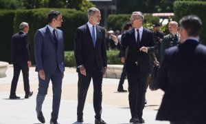 15/06/2022. El presidente del Gobierno, Pedro Sánchez; el Rey Felipe VI y el secretario general de la OTAN, Jens Stoltenberg, a su salida del Teatro Real después de participar en la conmemoración del 40º Aniversario del ingreso de España en la OTAN a 30 d