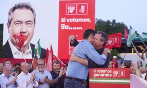 El candidato del PSOE a la presidencia de la Junta de Andalucía, Juan Espadas, (i) abraza al presidente del Gobierno de España, Pedro Sánchez, durante el cierre de campaña del PSOE-A en el Muelle de las Delicias, a 17 de junio de 2022, en Sevilla