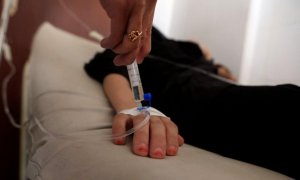 Una mujer yemení sospechosa de estar infectada con el cólera recibe tratamiento en un hospital en la capital, Sanaa, el 24 de julio de 2018.