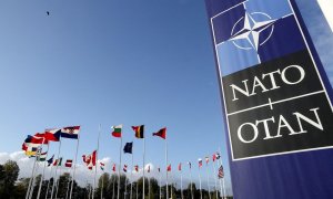 El logo de la OTAN (NATO, en sus siglas en inglés) y las banderas de los países miembros de la alianza, en el exterior de su sede en Bruselas. REUTERS/Pascal Rossignol